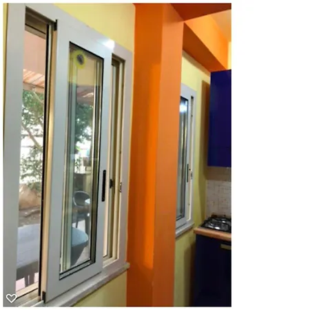 With 2 Bedrooms In With Enclosed Garden And Wifi 300 M From The Beach شقة