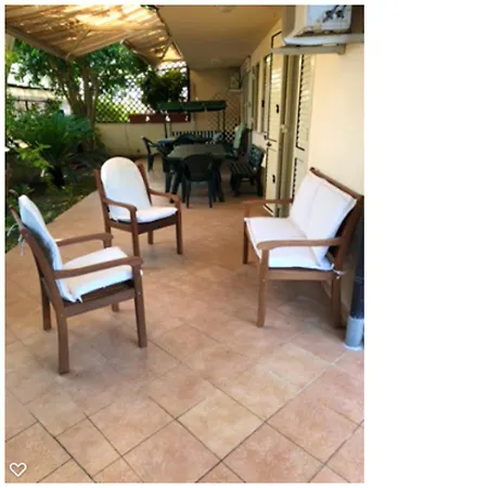 With 2 Bedrooms In With Enclosed Garden And Wifi 300 M From The Beach